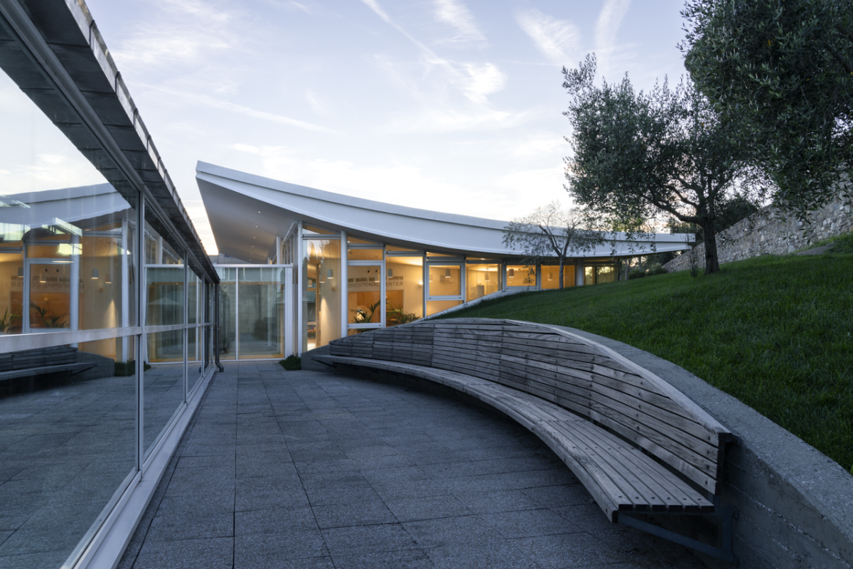 La copertura leggera e sinuosa dell’Educational Center della Andrea Bocelli Foundation all’interno dell’ospedale Meyer di Firenze