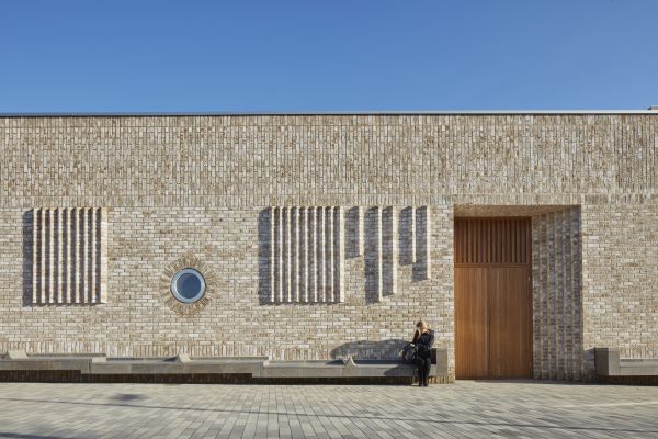 La facciata dell'asilo Storey's Field Centre & Eddington Nursery