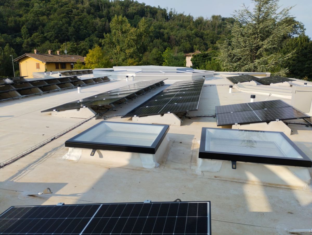 I pannelli fotovoltaici in copertura della scuola materna di Entratico 