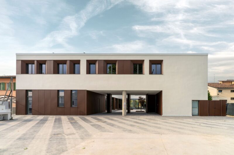 Reggiolo, il nuovo centro parrocchiale post terremoto 2012 firmato MAB Arquitectura