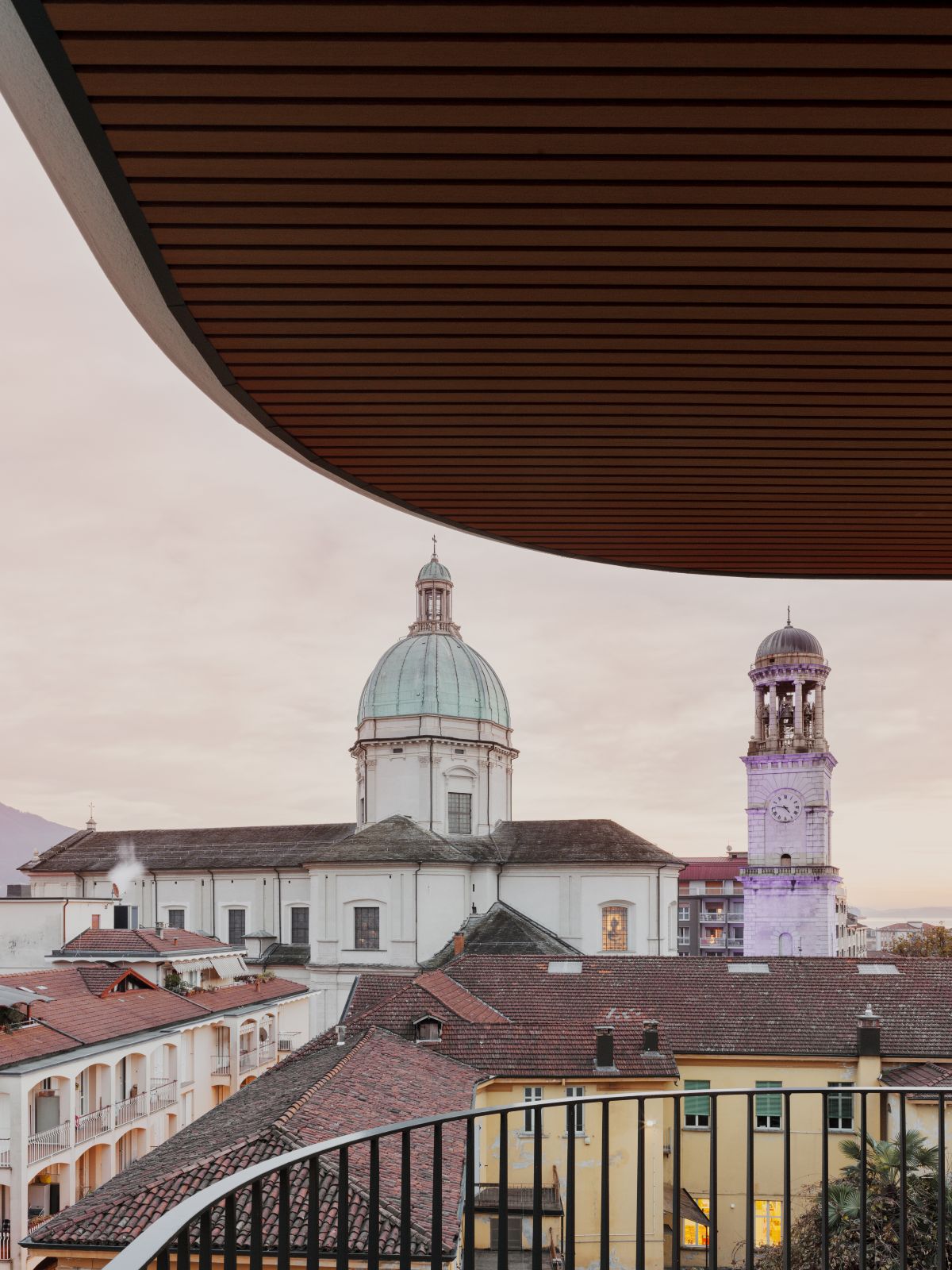 Vista da uno dei balconi di Palazzo Restellini a Intra di Verbania. Sullo sfondo la Basilica di San Vittore 