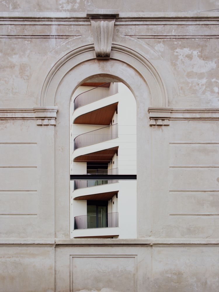 Particolare dei balconi di Palazzo Restellini a Intra di Verbania ripreso dal vecchio muro restaurato dell’ex fabbrica 