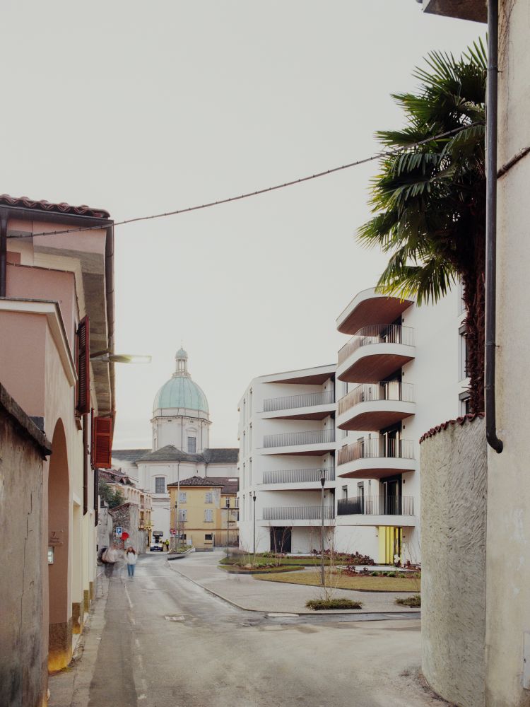 Uno scorcio del centro di Intra; sulla sinistra Palazzo Restellini 