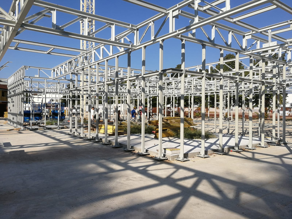 La struttura in elevazione della scuola di Conegliano è in acciaio