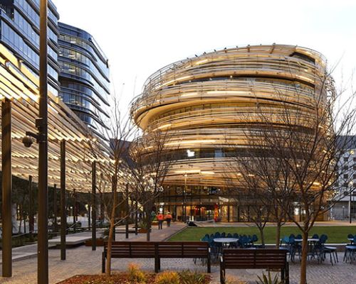 The Darling Exchange by Kengo Kuma: la più grande facciata curva in legno d’Australia