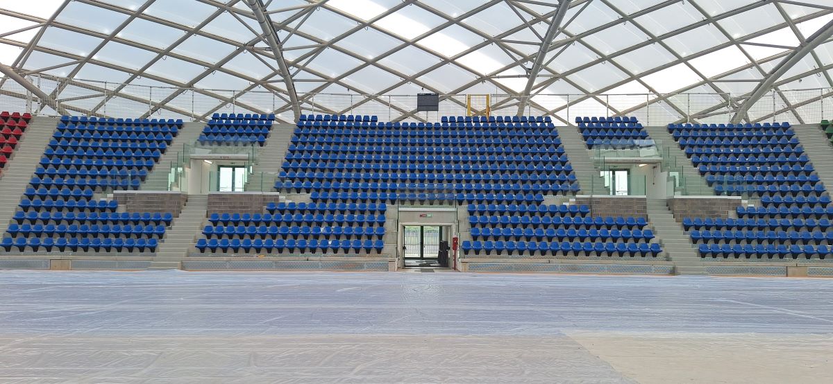 Interno del nuovo palazzetto dello sport di Lamezia terme 