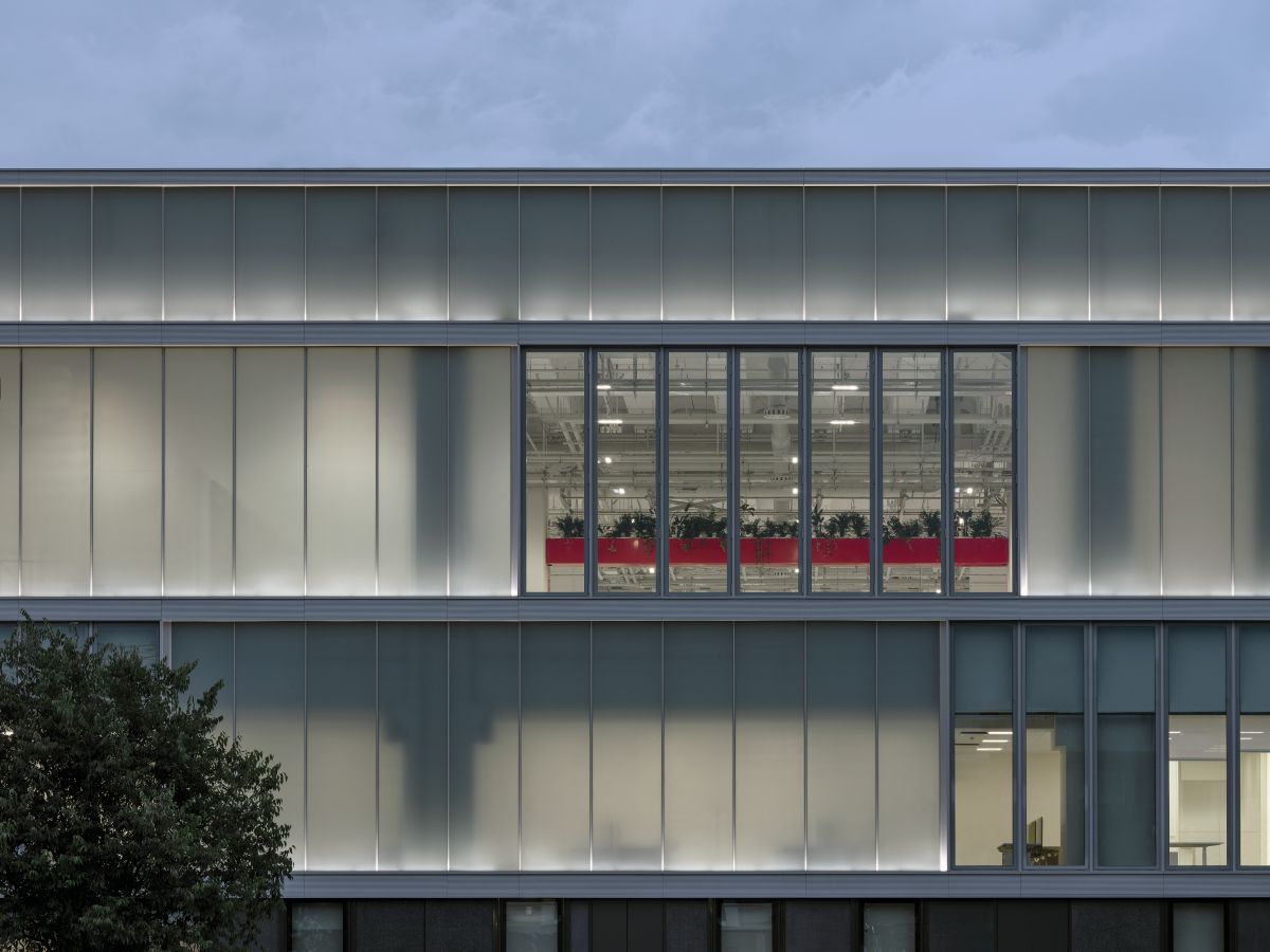 Facciata vetrata continua ad alta efficienza energetica per l'e-building di Ferrari di Maranello firmato da MCA
