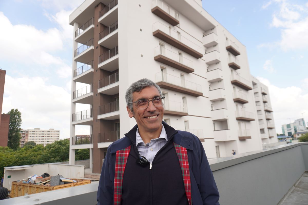 Marco Sagnelli di Sagnelli Associati davanti ad Airy Apartments