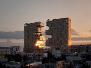 Ndarja: a Tirana l’edificio spaccato in due con l’oasi verde centrale