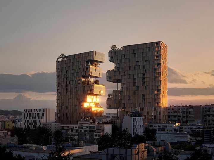 Ndarja: l’edificio spaccato in due con l’oasi verde centrale