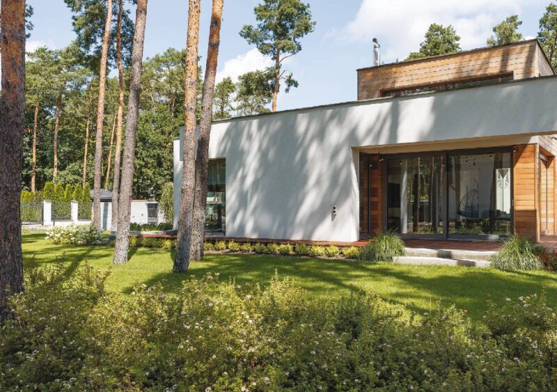 Le finestre Fakro enfatizzano il rapporto fra esterno e interno in una bellissima villa in Polonia