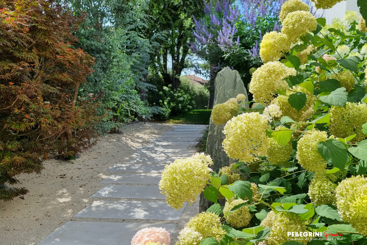 Nella ristrutturazione di una villa moderna, si è scelto di destinare una porzione di parco a giardino zen