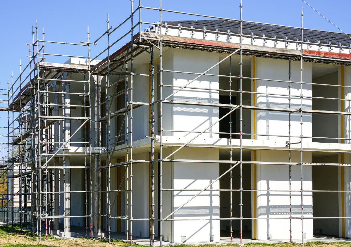 Applicazioni delle tecnologie a secco nei cantieri edilizi contemporanei