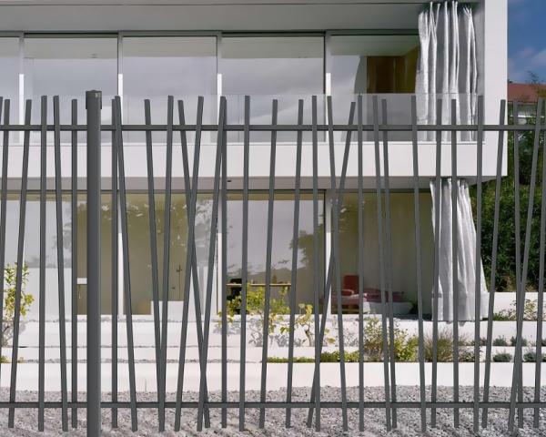 Pali di recinzione tipo P zincati a caldo per recinzione a doppia rete -  Recinzioni giardino