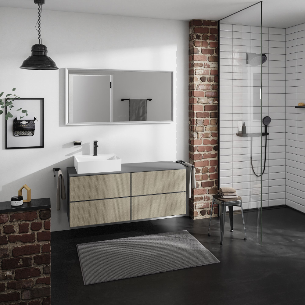 Linea di mobili e lavabi hansgrohe Xevolos, con frontali in texture bronzo, top grigio ardesia opaco e scocca grigio ardesia opaco, abbinati agli specchi Xarita