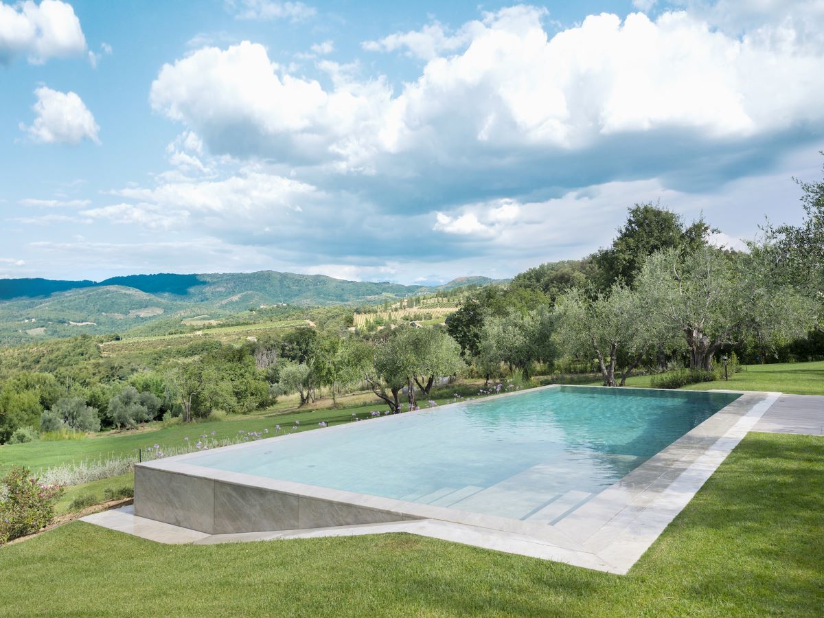 Piscina a sfioro parzialmente interrata di Villa Il Gioiello (progetto Pierattelli Architetture