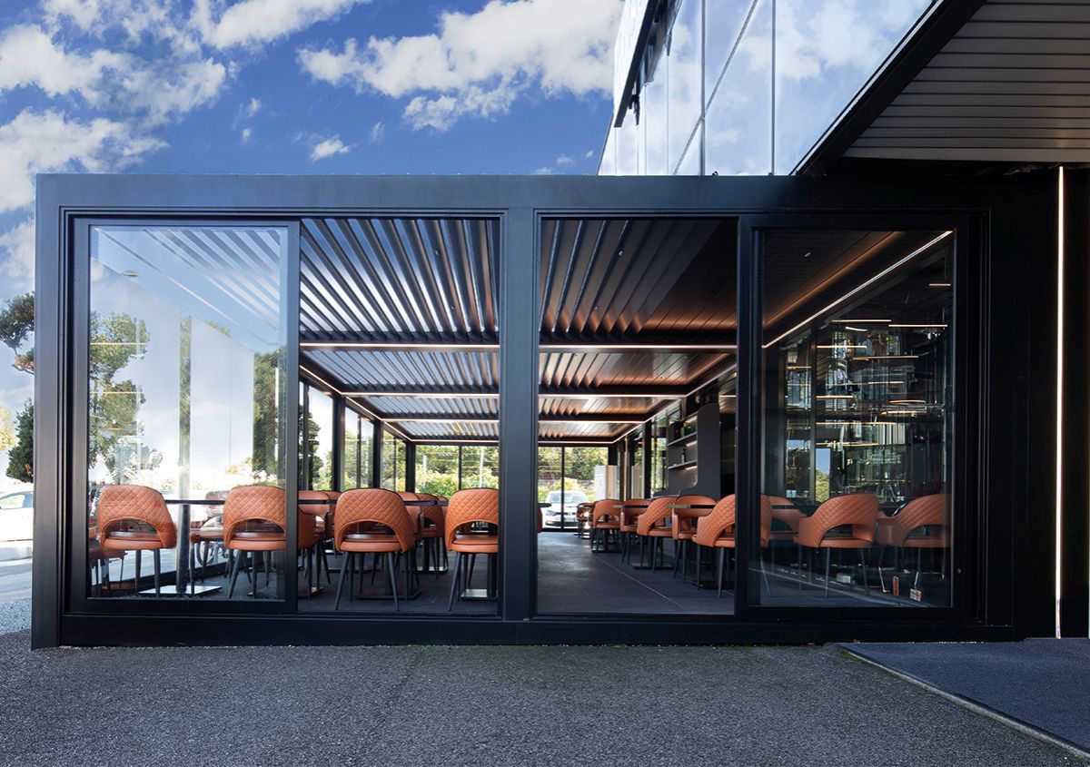 Waterproof, la pergola bioclimatica con lamelle orientabili YCO